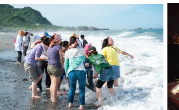旅客在海邊玩水戲浪