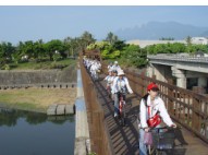 旅客騎單車遊縱谷