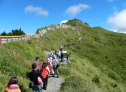旅客沿著山稜步道健行